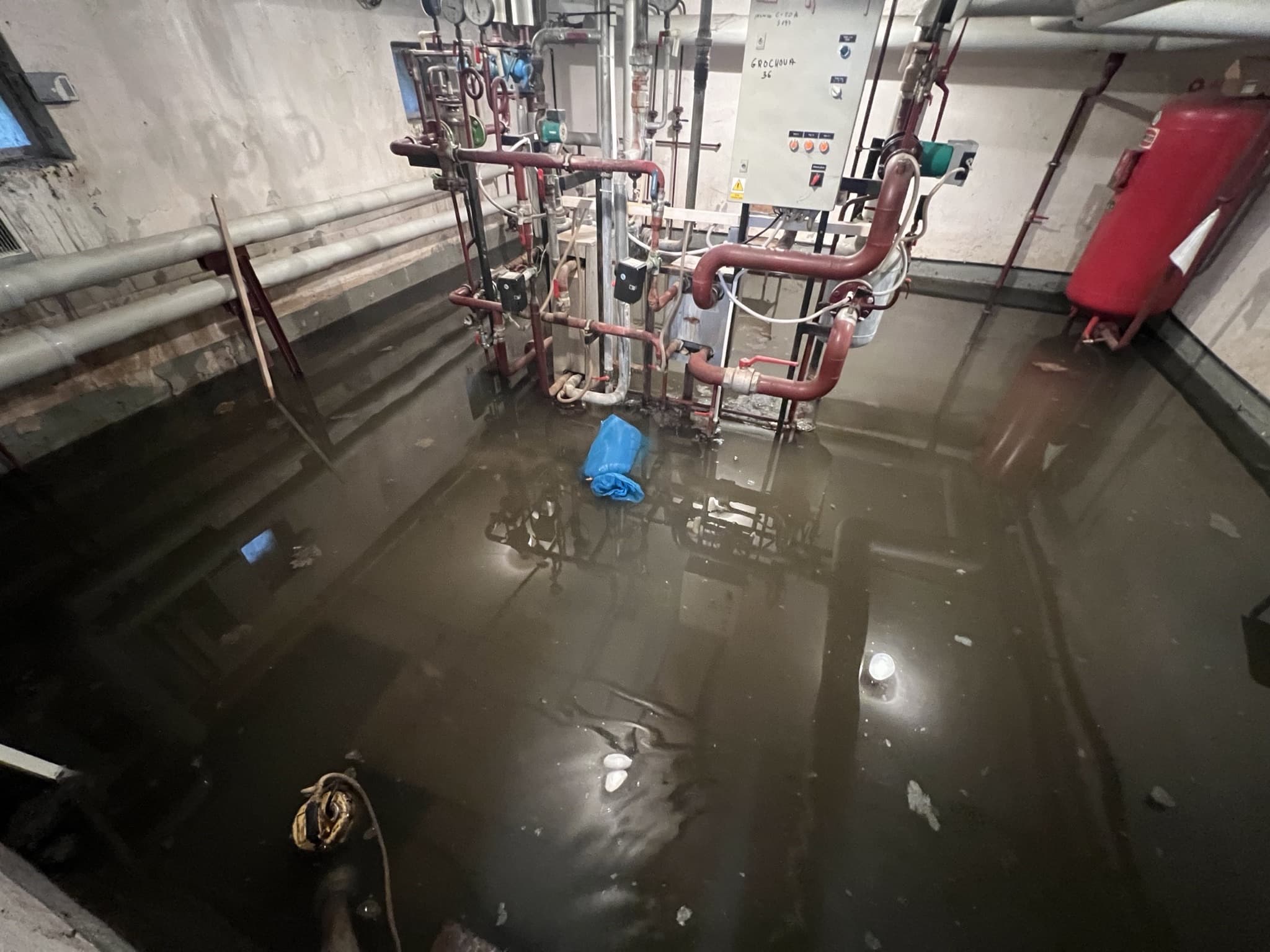 Zalana piwnica techniczna po awarii kanalizacji w budynku we Wrocławiu