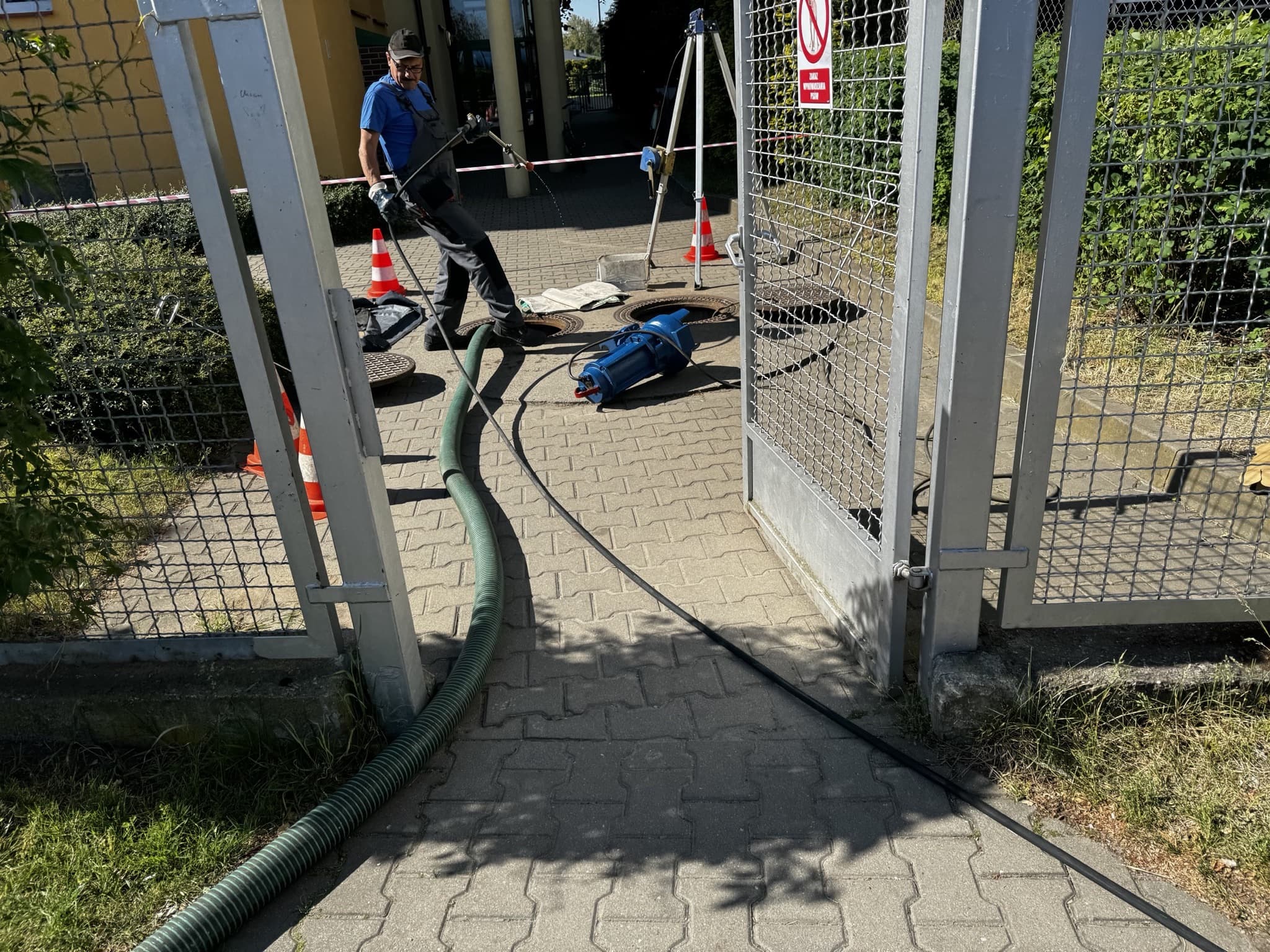 Serwis przepompowni i prace przy studni kanalizacyjnej na terenie obiektu