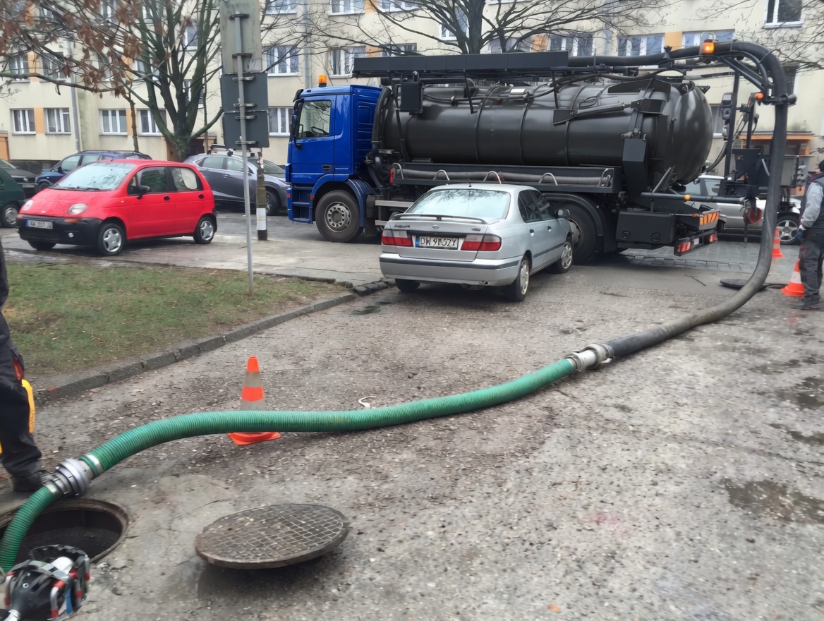 Czyszczenie separatora i serwis instalacji z użyciem samochodu specjalistycznego