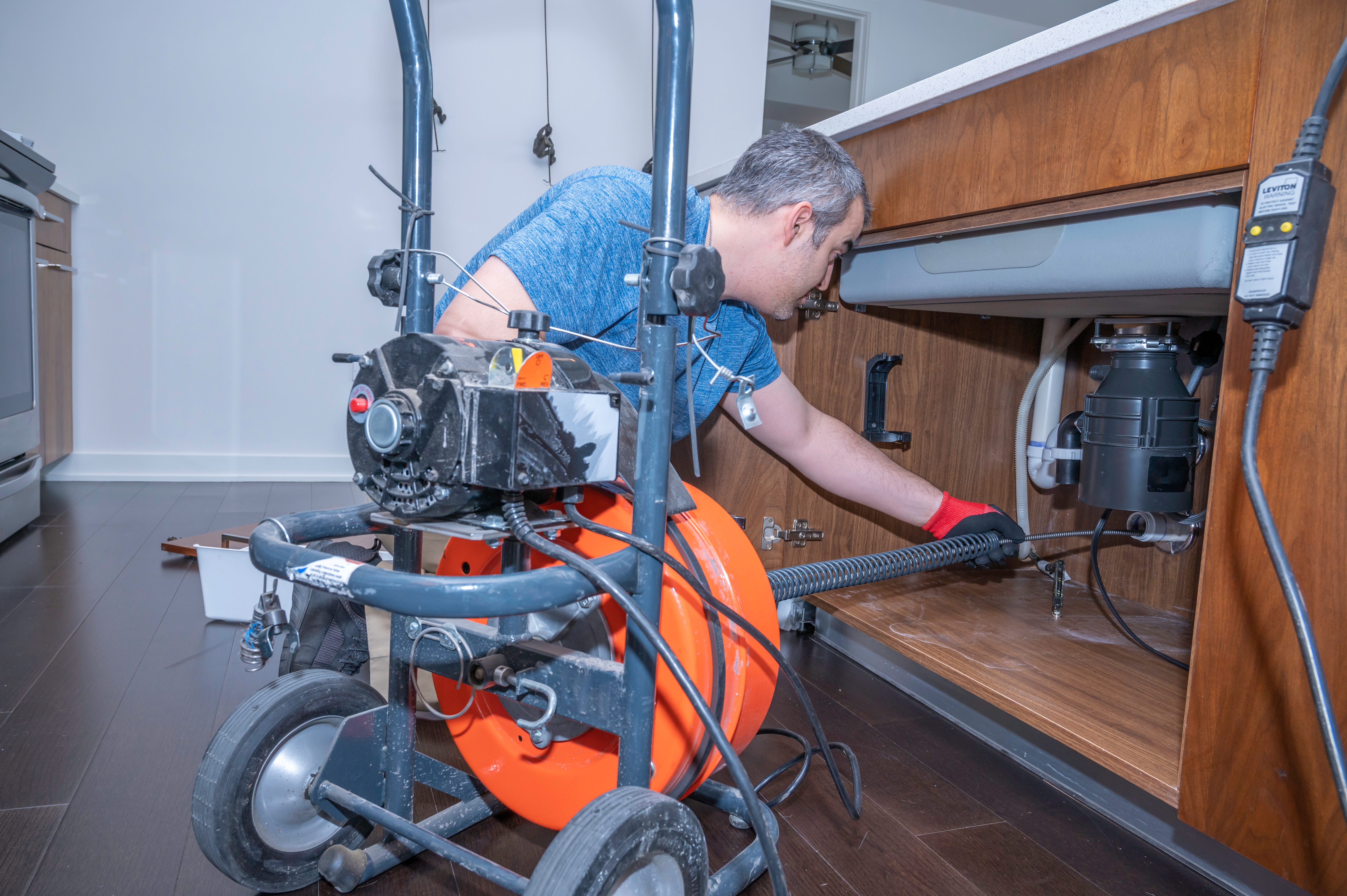 Mechaniczne udrażnianie rur spiralą w instalacji wewnętrznej pod zlewem