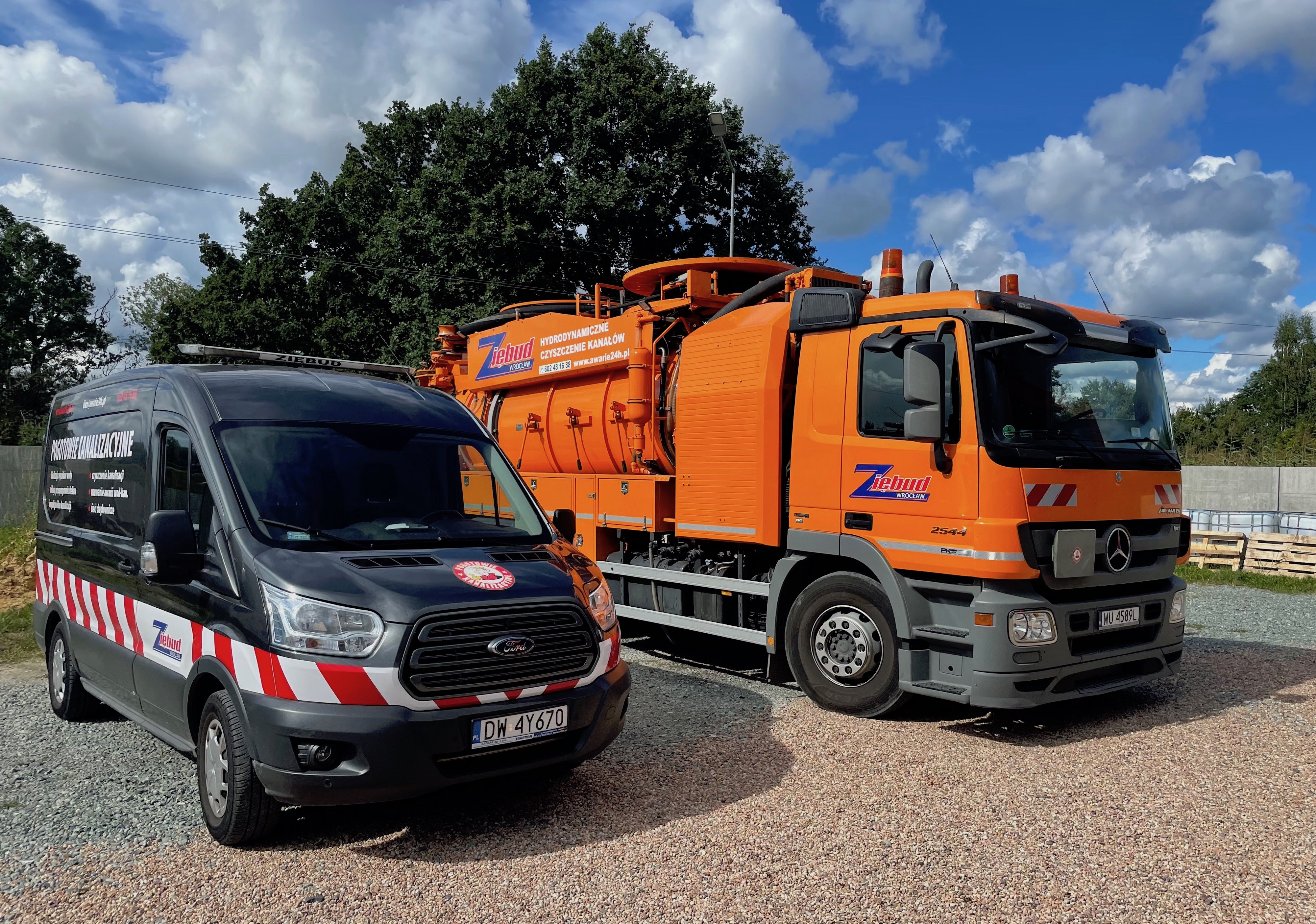 Samochód WUKO ZIEBUD Expert podczas serwisu kanalizacji we Wrocławiu
